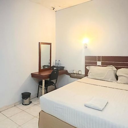 Urbanview Trisula Hotel Makassar Bagian luar foto