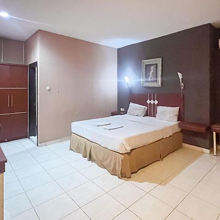 Urbanview Trisula Hotel Makassar Bagian luar foto