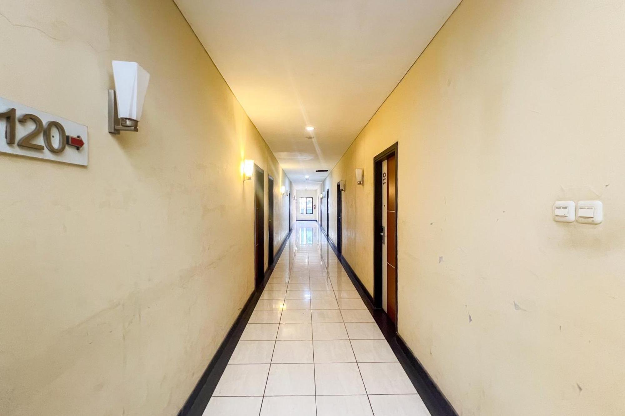 Urbanview Trisula Hotel Makassar Bagian luar foto