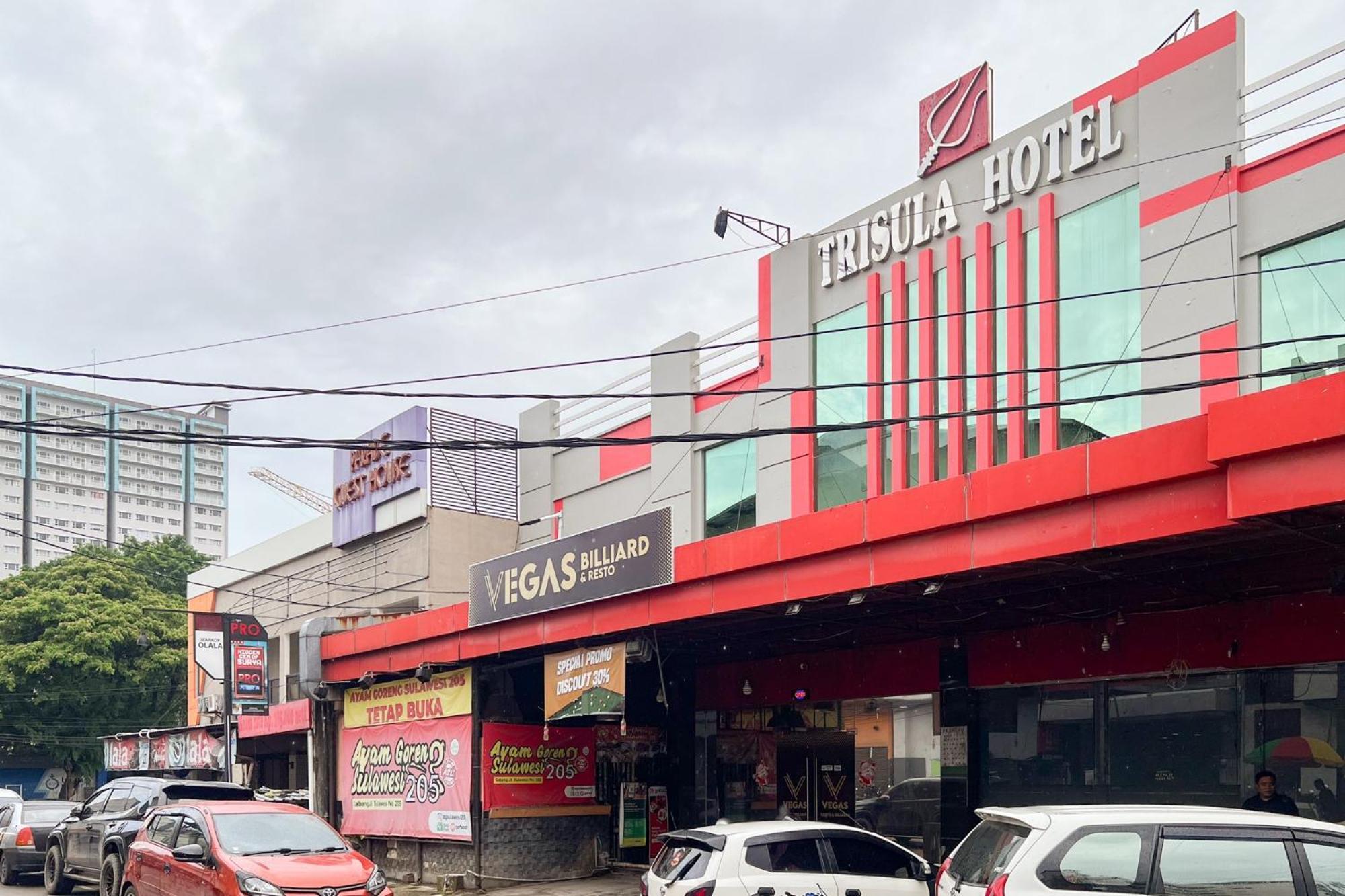 Urbanview Trisula Hotel Makassar Bagian luar foto