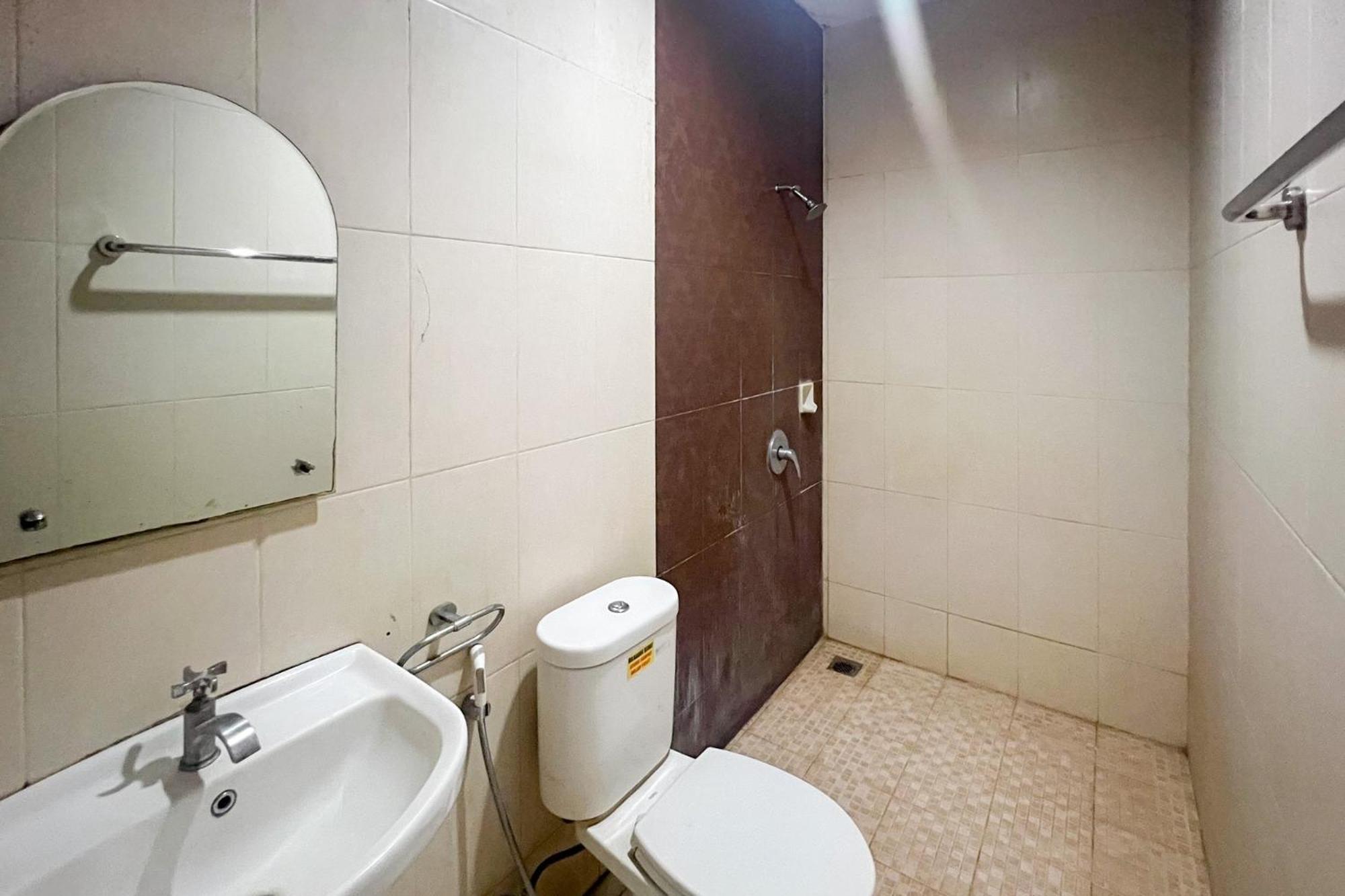 Urbanview Trisula Hotel Makassar Bagian luar foto