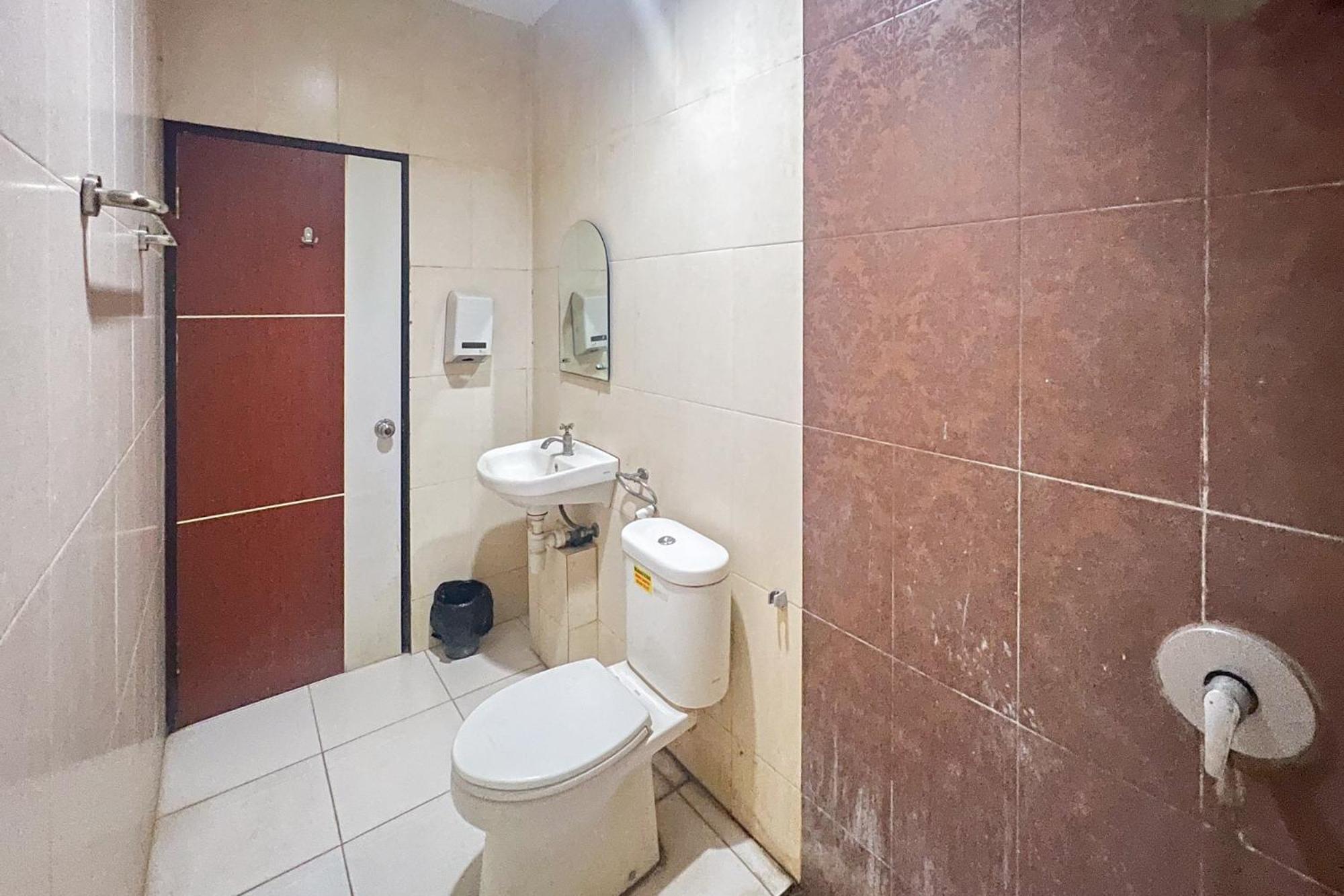 Urbanview Trisula Hotel Makassar Bagian luar foto