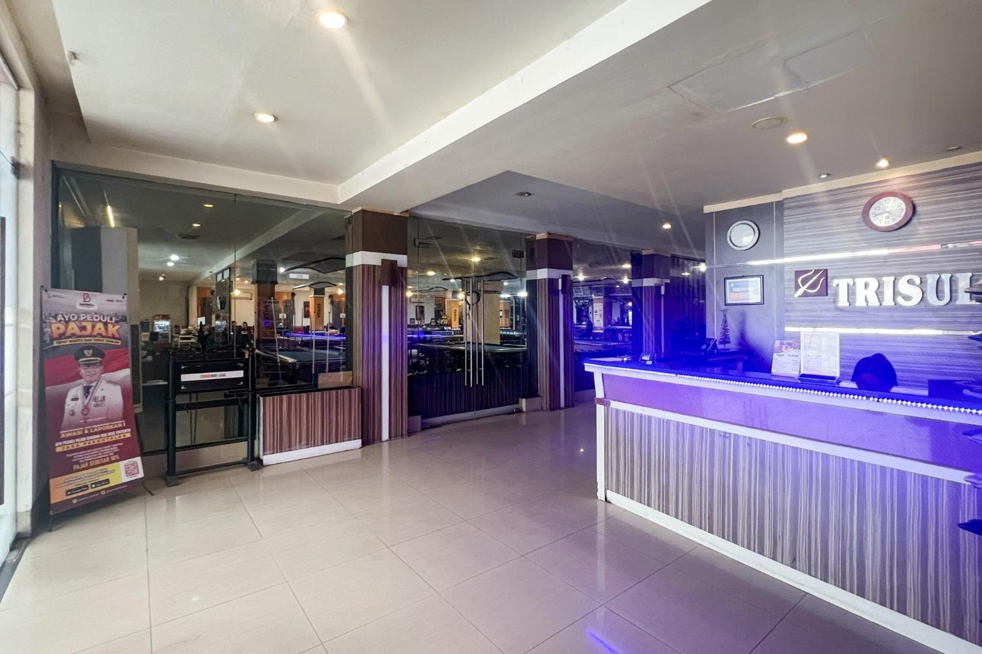 Urbanview Trisula Hotel Makassar Bagian luar foto
