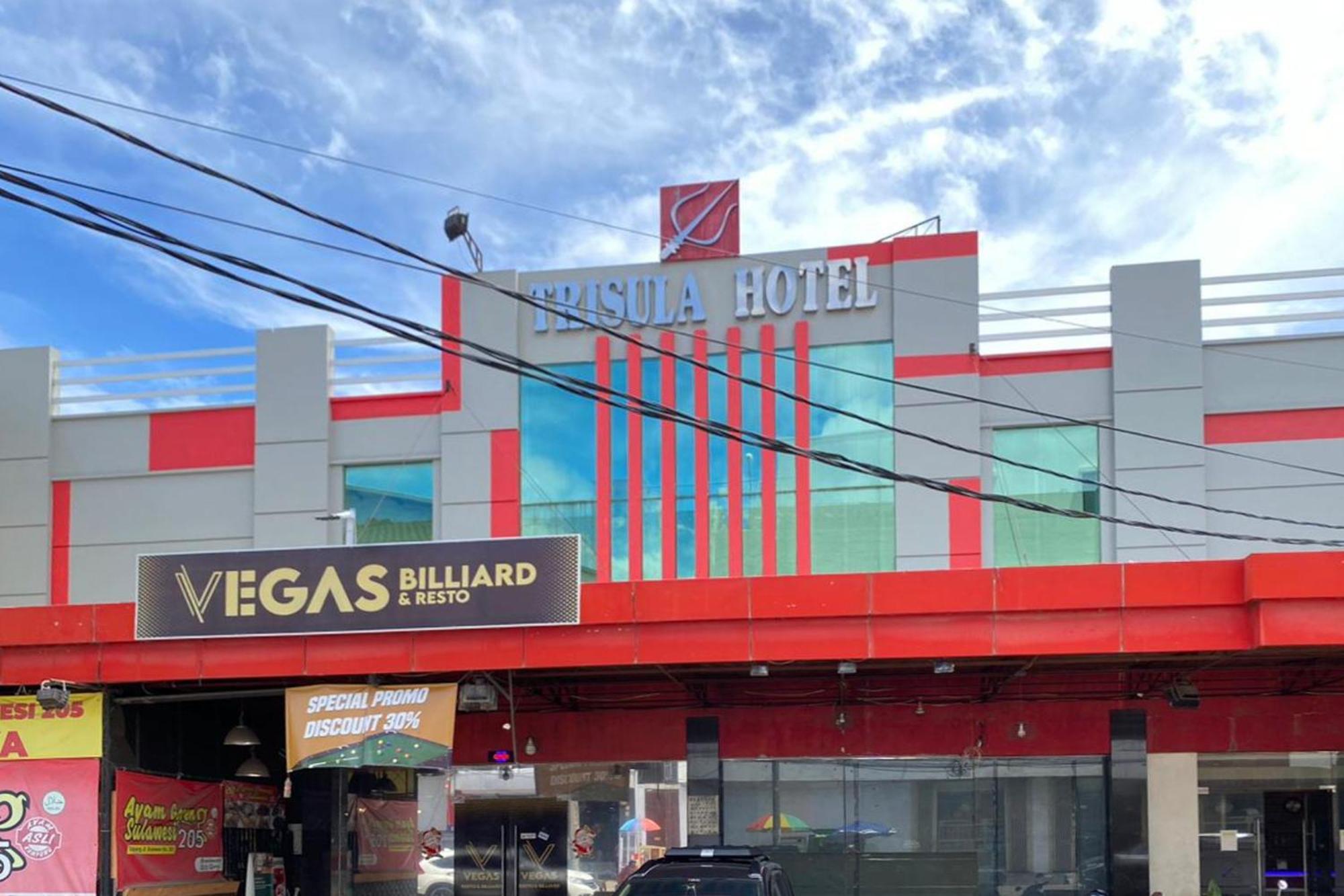 Urbanview Trisula Hotel Makassar Bagian luar foto