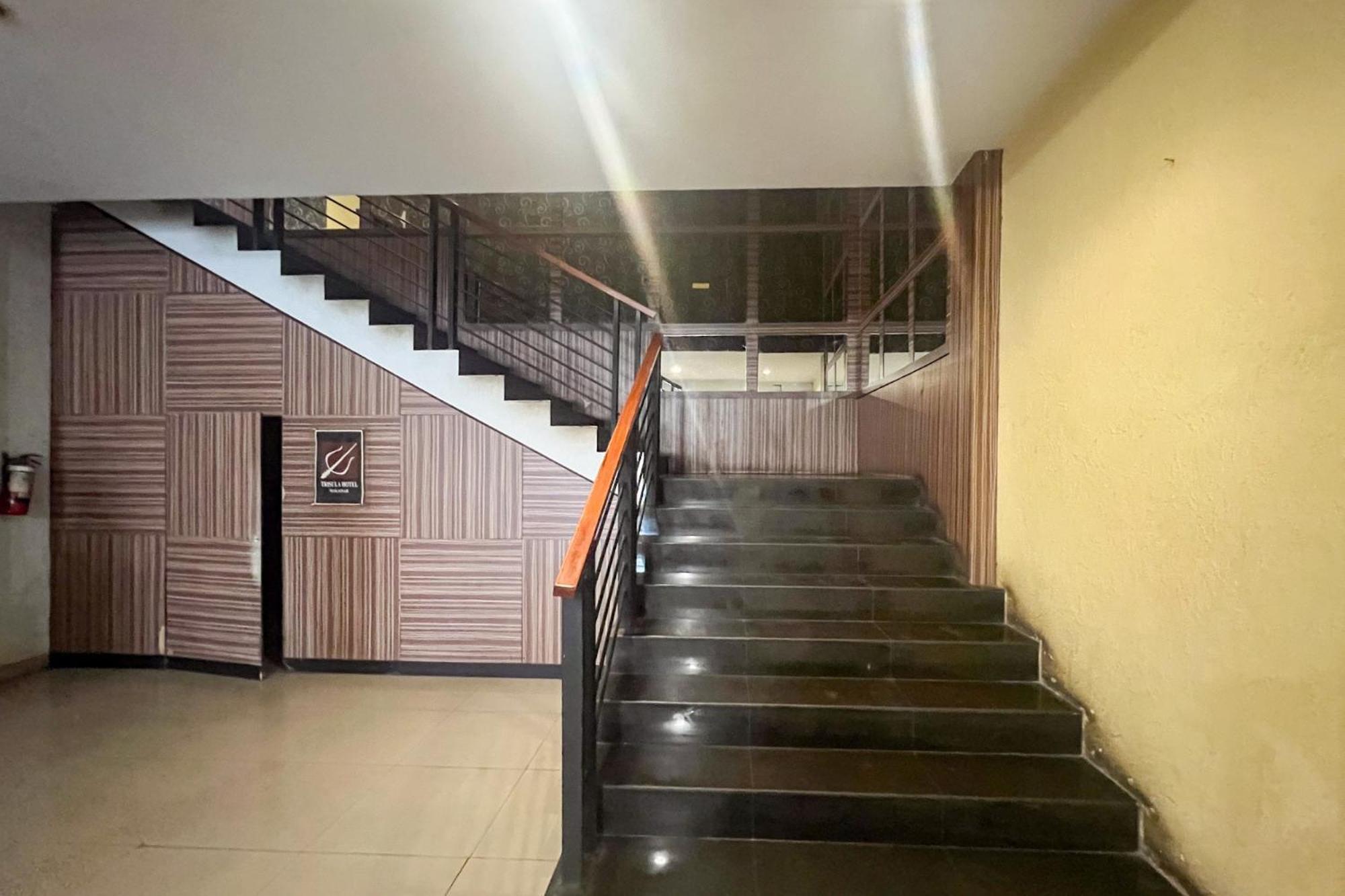 Urbanview Trisula Hotel Makassar Bagian luar foto