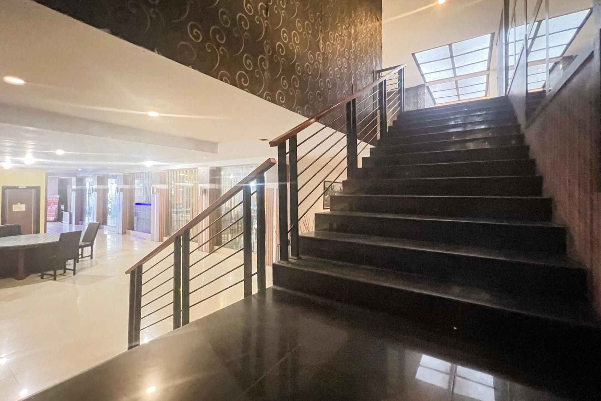 Urbanview Trisula Hotel Makassar Bagian luar foto