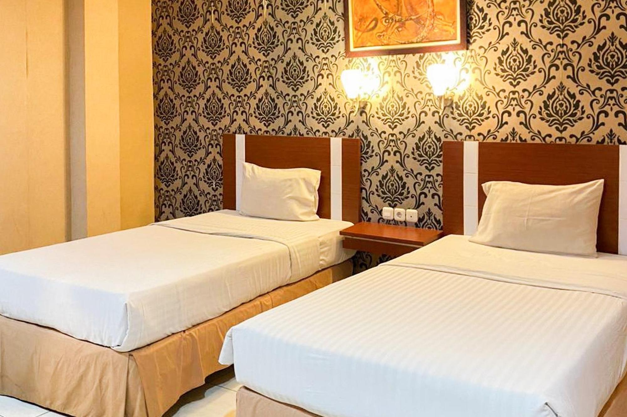 Urbanview Trisula Hotel Makassar Bagian luar foto
