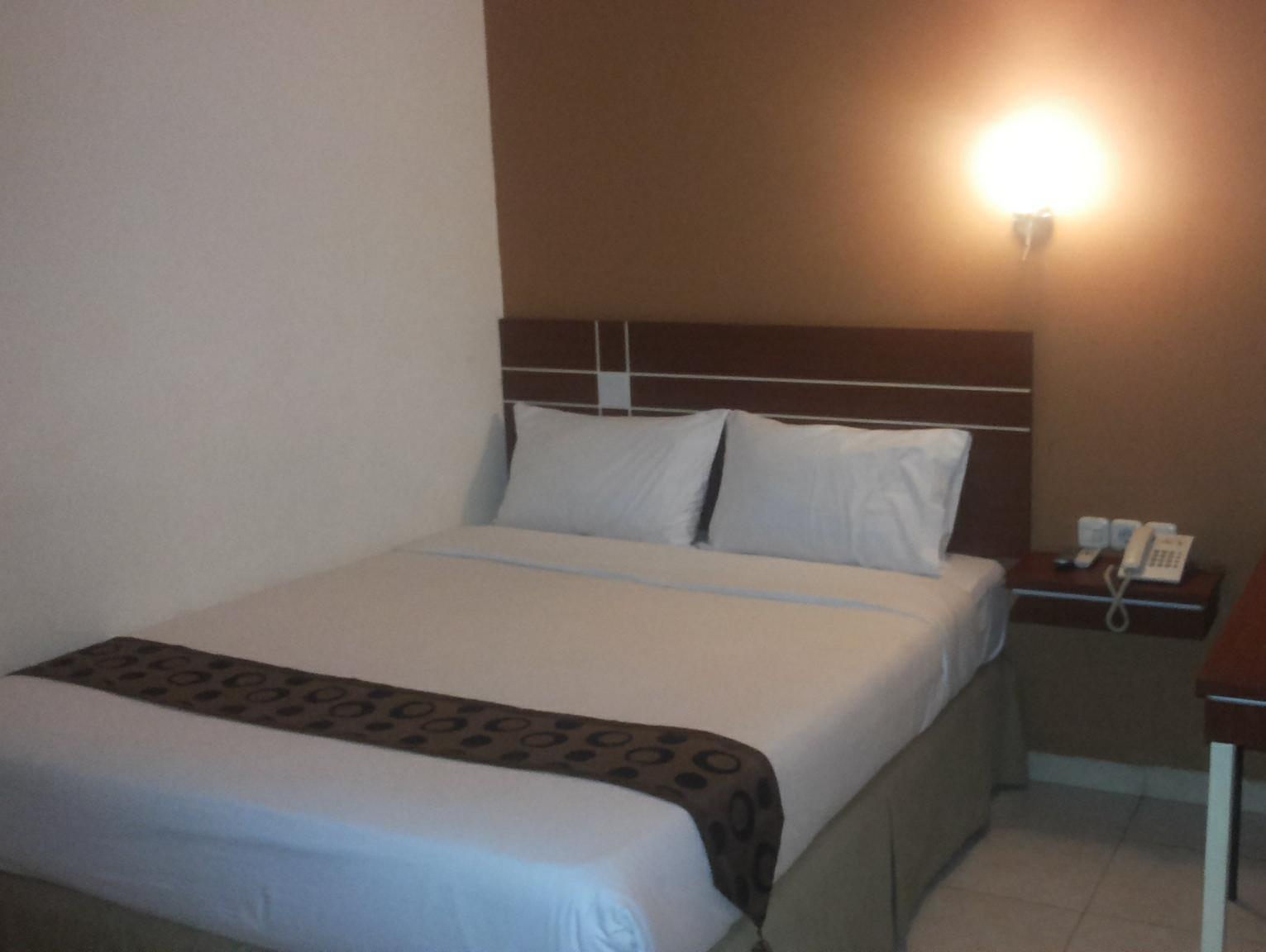 Urbanview Trisula Hotel Makassar Bagian luar foto