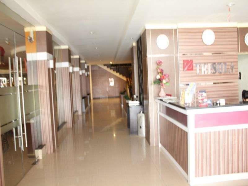 Urbanview Trisula Hotel Makassar Bagian luar foto