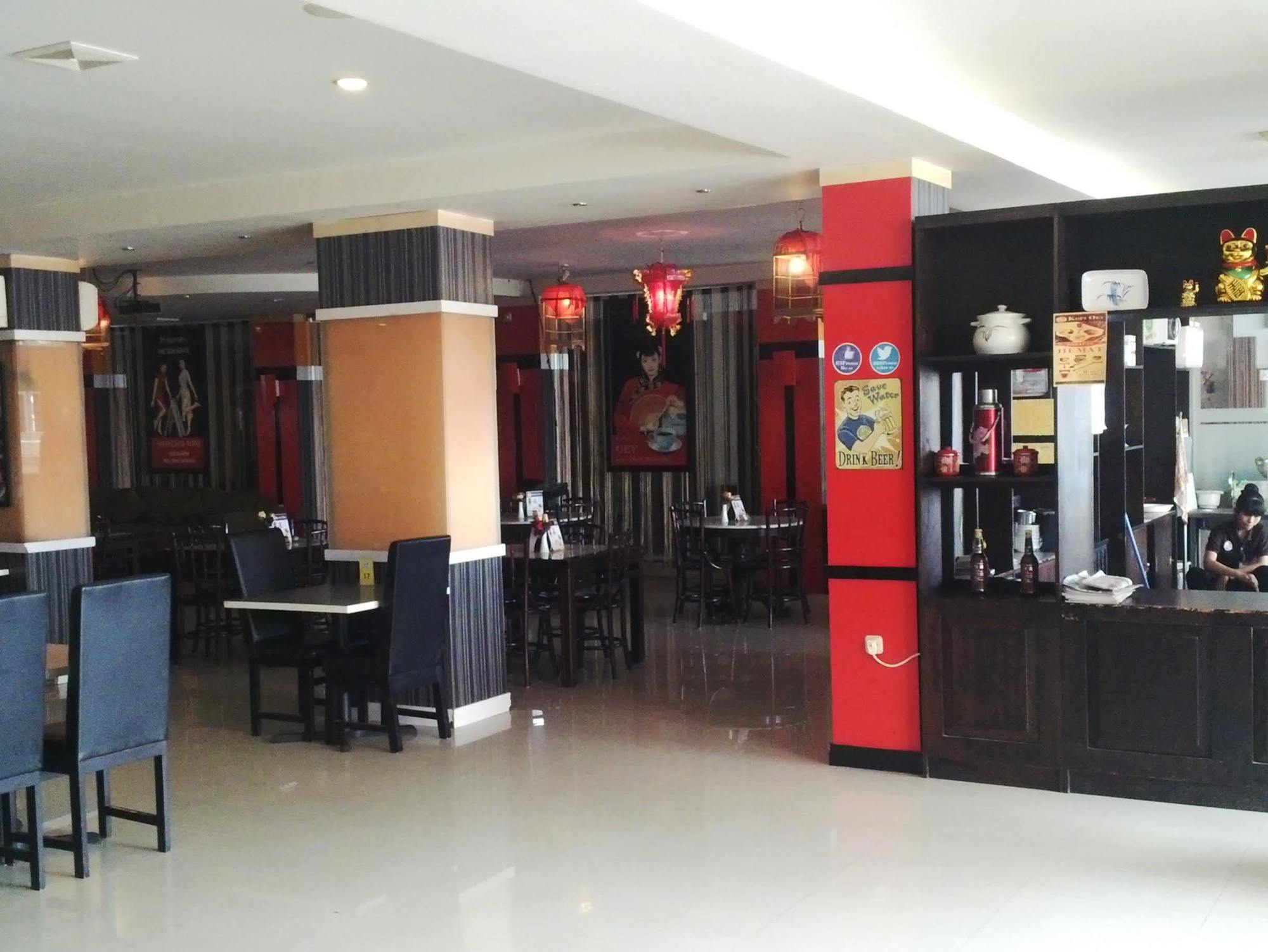 Urbanview Trisula Hotel Makassar Bagian luar foto