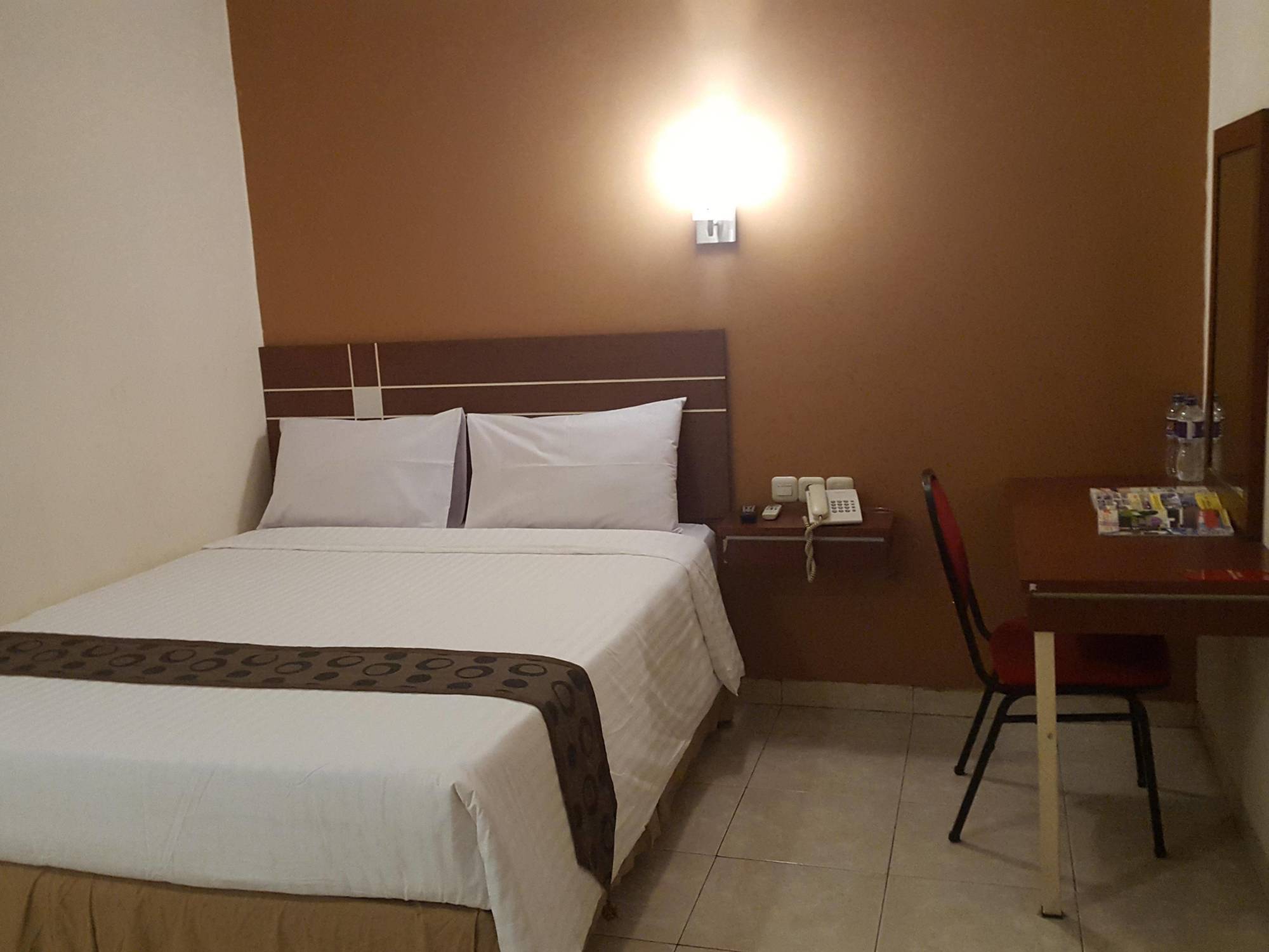 Urbanview Trisula Hotel Makassar Bagian luar foto