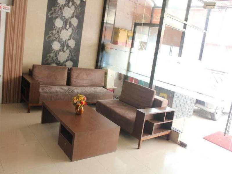 Urbanview Trisula Hotel Makassar Bagian luar foto